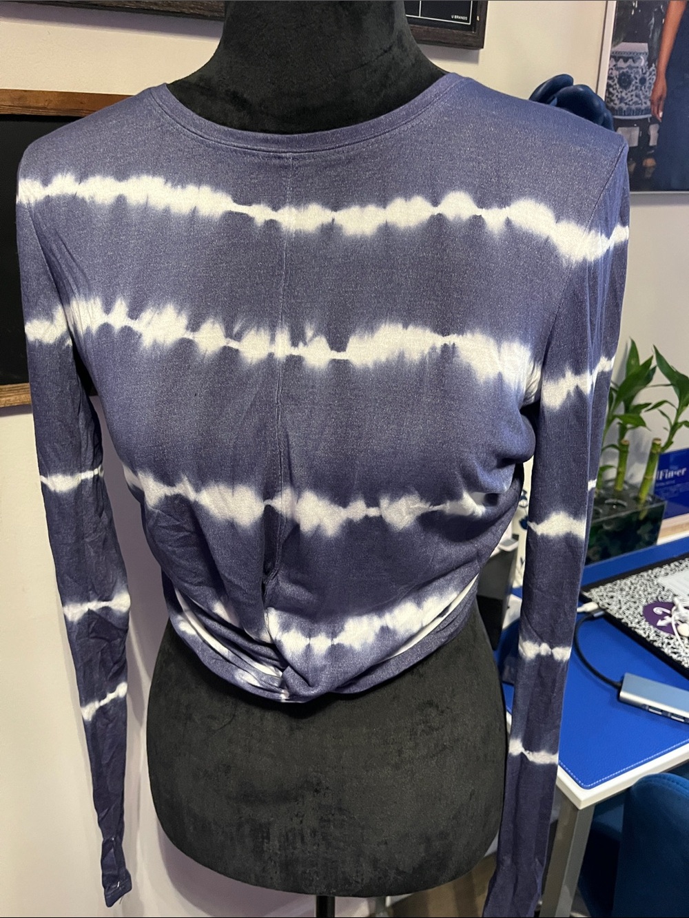Max Studio Navy and White Tie-Dye Long Sleeve Crop Top